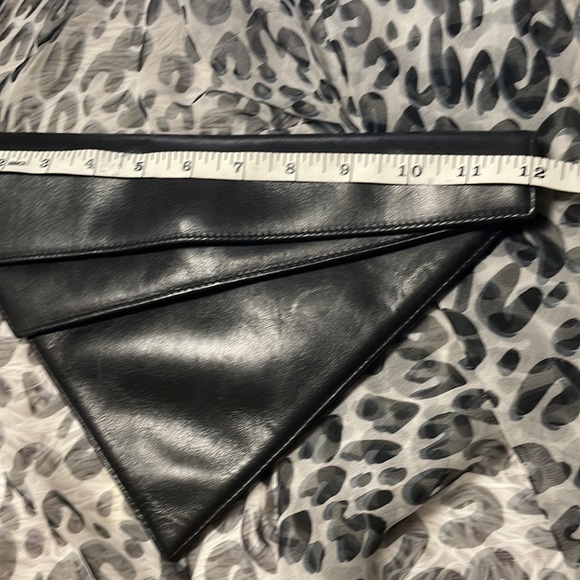 Rare Triangular Black Clutch Bag by Gianni Versace Couture 1980 - Picture 15 of 16